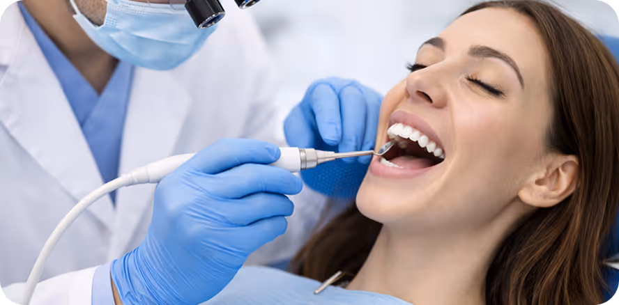 Procedura de curatare si tratament gingival realizata de medic